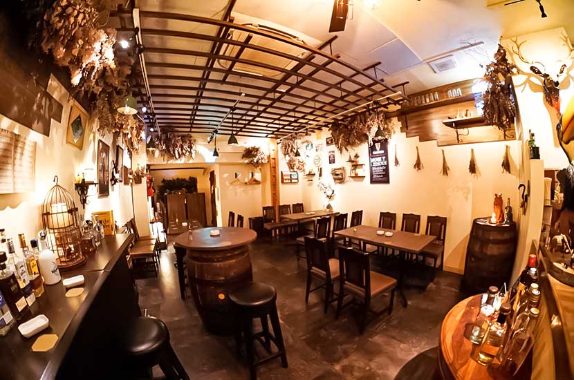 BAR FOLIAGE の店内・一杯
